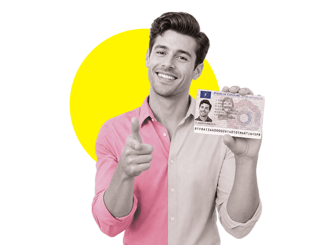 Automobiliste découvrant le courrier lui notifiant l'invalidation de son permis de conduire